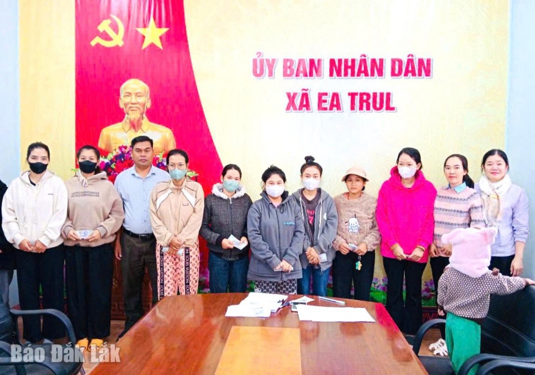 Phụ nữ dân tộc thiểu số ở xã Ea Trul được trao hỗ trợ gói sinh đẻ từ nguồn vốn thực hiện Dự án 8.