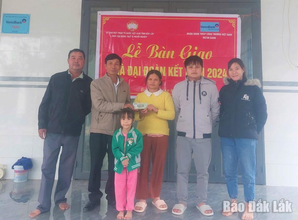 Lãnh đạo Ủy ban MTTQ Việt Nam huyện Ea Kar bàn giao nhà Đại đoàn kết cho gia đình chị Triệu Thị Tươi ở thôn 23 (xã Cư Bông, huyện Ea Kar).