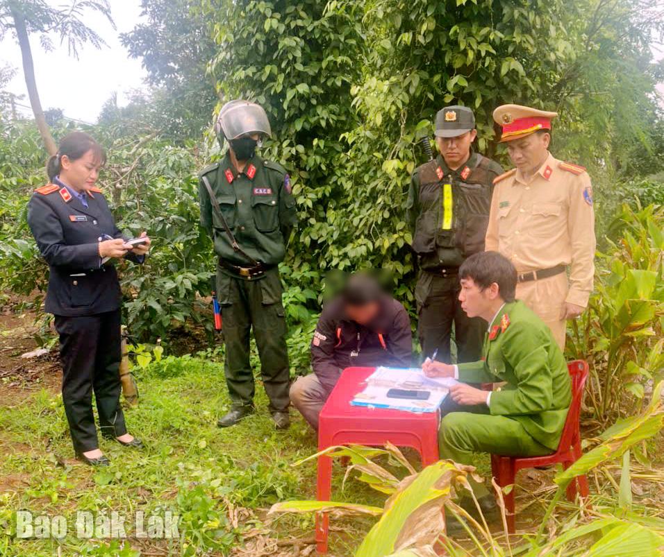 Lực lượng chức năng huyện Krông Năng lập biên bản bắt người phạm tội quả tang đối với đối tượng Đ.N.H.