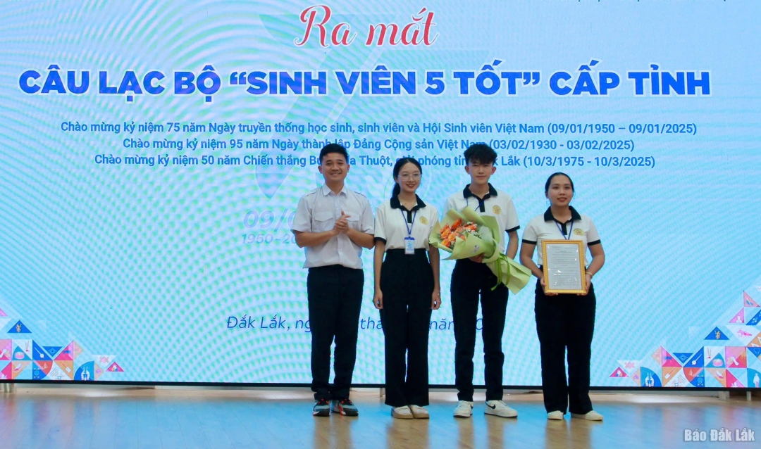 Đại diện Tỉnh đoàn trao quyết định thành lập câu lạc bộ Sinh viên 5 tốt cấp tỉnh.