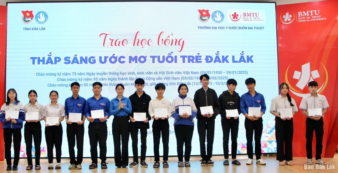 Phó Bí thư Tỉnh đoàn Phan Thị Trinh trao học bổng