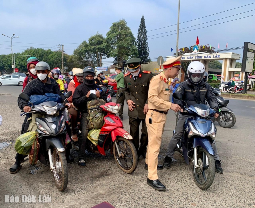 Đông đảo người điều khiển phương tiện dừng lại nhận nước uống, phiếu đổ xăng miền phí.