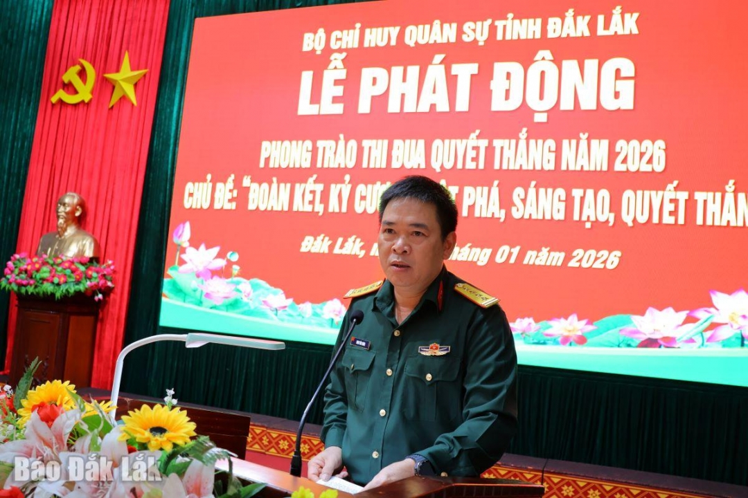 Đại tá Đinh Văn Hưng, Tỉnh ủy viên, Chính ủy Bộ Chỉ huy Quân sự tỉnh phát biểu tại lễ phát động thi đua.