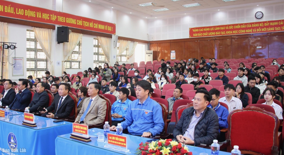 Đại biểu tham dự chương trình.