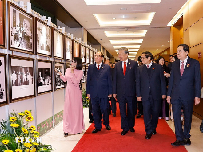 Tổng Bí thư Tô Lâm, các đồng chí lãnh đạo, nguyên lãnh đạo Đảng, Nhà nước xem triển lãm ảnh tại lễ kỷ niệm. Ảnh: TTXVN