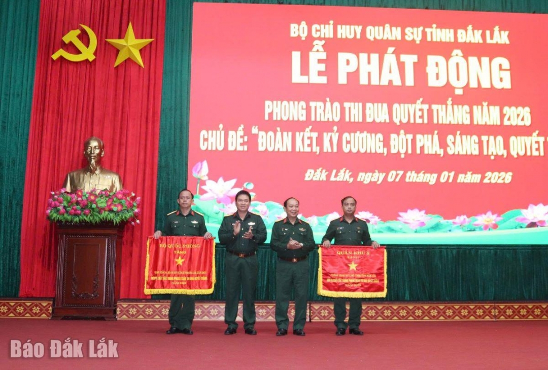 Đại tá Đinh Văn Hưng, Chính ủy Bộ Chỉ huy Quân sự tỉnh và Đại tá Lê Văn Hùng, Phó Chỉ huy trưởng kiêm Tham mưu trưởng Bộ Chỉ huy Quân sự tỉnh trao cờ thi đua của Bộ Quốc phòng và Quân khu 5 cho các đơn vị.