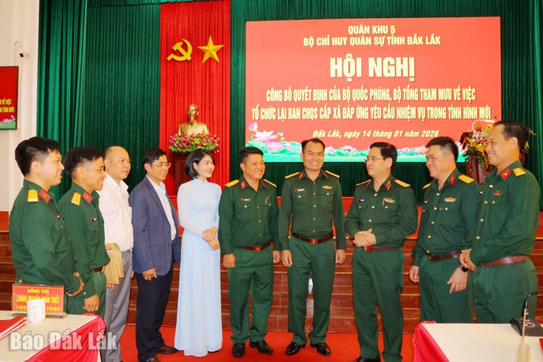 Các đại biểu trao đổi, động viên các tân Chỉ huy trưởng Ban CHQS xã, phường thực hiện tốt nhiệm vụ trong tình hình mới.