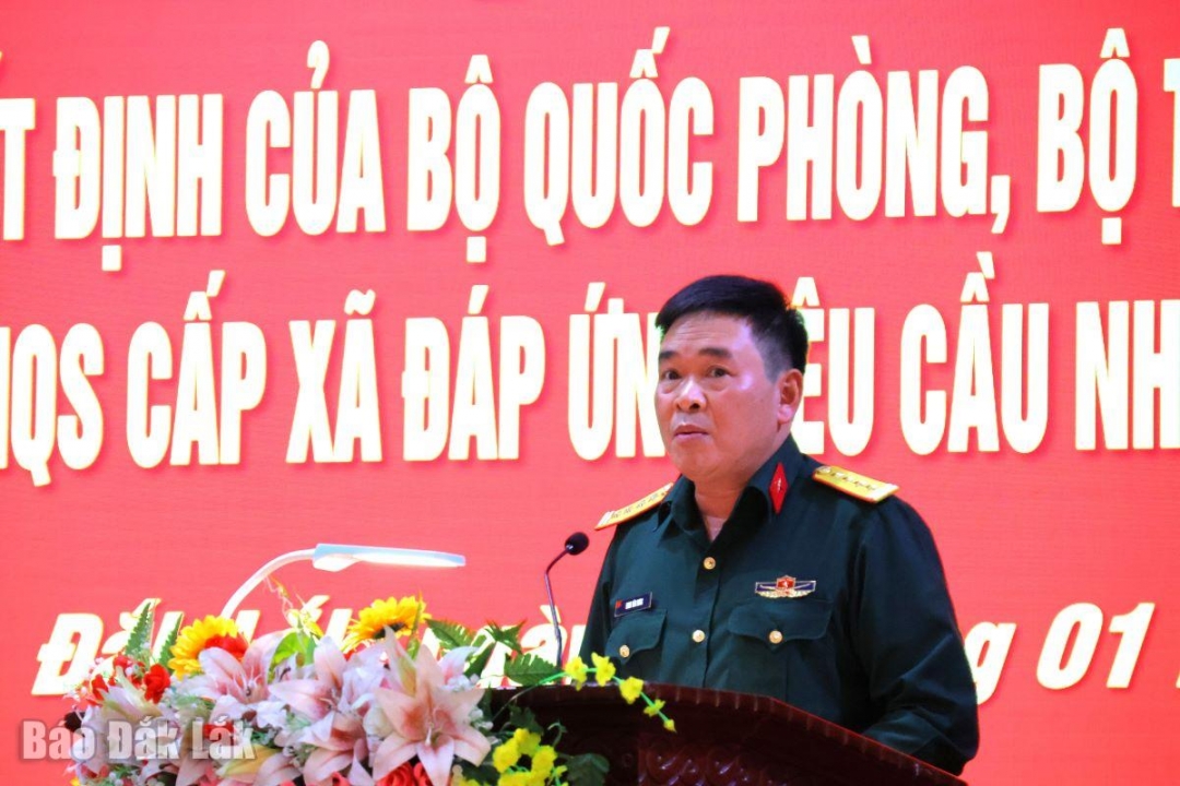 Đại tá Đinh Văn Hưng, Tỉnh ủy viên, Chính ủy Bộ Chỉ huy Quân sự tỉnh quán triệt các văn bản của cấp trên về việc lãnh đạo thực hiện điều chỉnh tổ chức, biên chế Ban CHQS xã, phường đáp ứng yêu cầu nhiệm vụ trong tình hình mới.