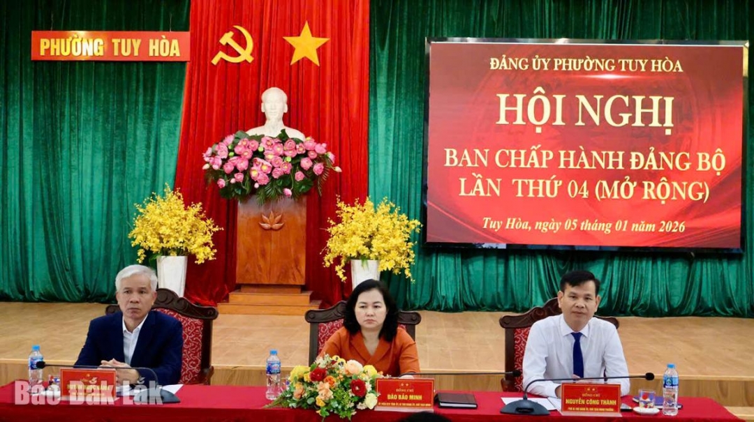 Các đồng chí Thường trực Đảng ủy chủ trì hội nghị. Ảnh: Trang Diễm