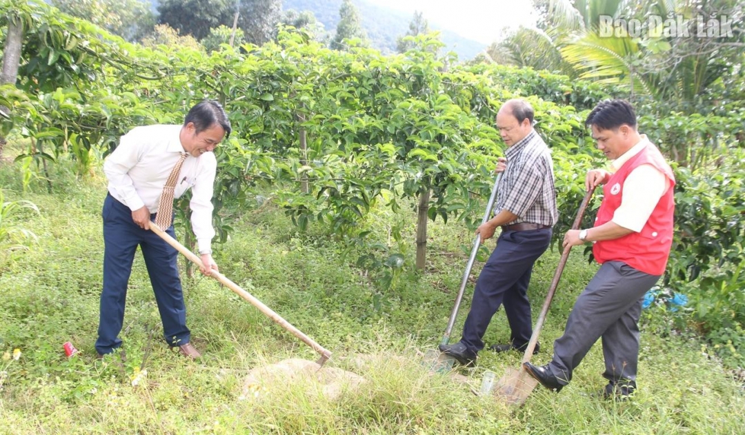 Các đại biểu khởi công xây dựng Bếp ăn bán trú tặng Trường THCS Hùng Vương.