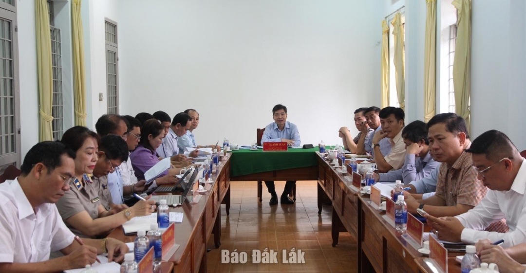 Phó Bí thư Tỉnh ủy, Chủ tịch UBND tỉnh Tạ Anh Tuấn chủ trì một buổi tiếp công dân định kỳ.