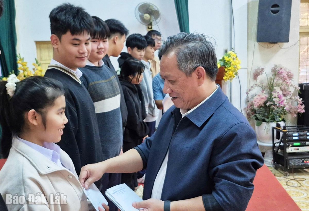 thầy Huỳnh Tấn Châu, Hiệu trưởng Trường THPT chuyên Lương Văn Chánh