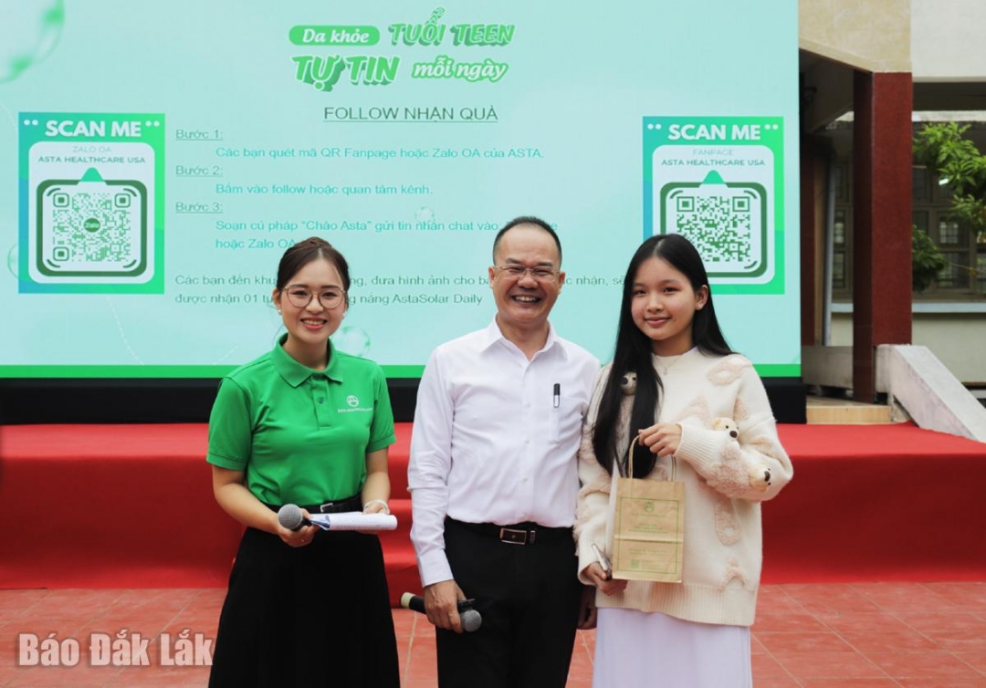 Học sinh giao lưu với TS. Trương Công Trị về những vấn đề về àn da và nhận quà của Công ty Cổ phần Asta Healthcare USA.