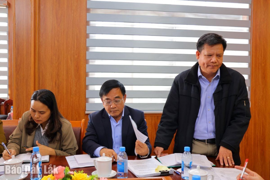 Bí thư Đảng ủy, Chủ tịch HĐND xã Ea Nuôi - Đặng Văn Bằng phát biểu ý kiến tại buổi làm việc.