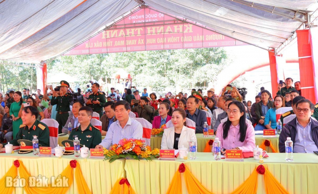 Các đại biểu dự lễ khánh thành công trình.