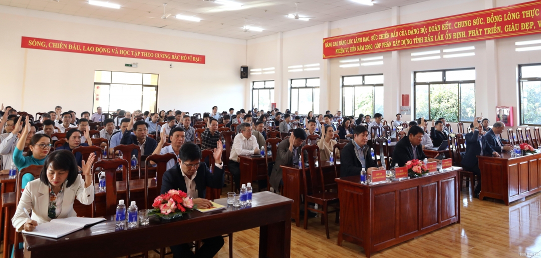 Đại biểu dự hội nghị biểu quyết thông qua Nghị quyết năm 2026.