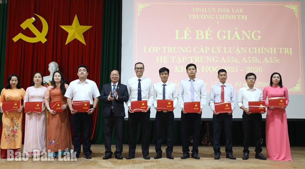 Tỉnh ủy viên, Hiệu trưởng Trường Chính trị tỉnh Huỳnh Chiến Thắng trao bằng tốt nghiệp cho các học viên. 