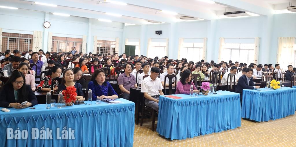 Các đại biểu và học viên tham dự buổi lễ.