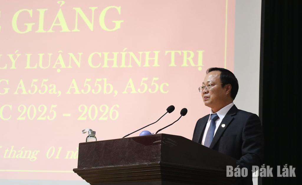 Tỉnh ủy viên, Hiệu trưởng Trường Chính trị tỉnh Huỳnh Chiến Thắng phát biểu tại buổi lễ.