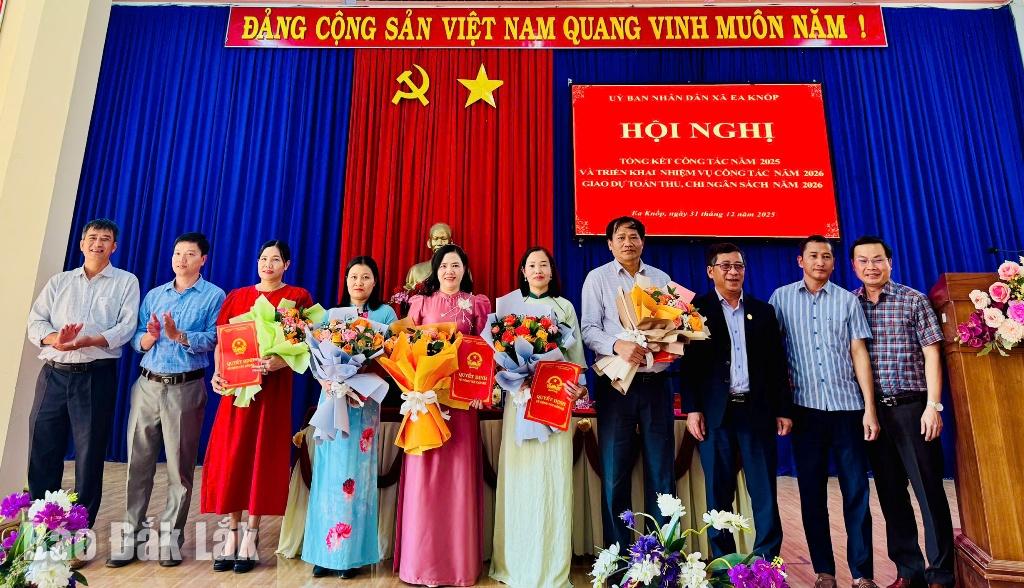 Lãnh đạo UBND xã Ea Knốp trao quyết định bổ nhiệm lãnh đạo các phòng chuyên môn và Trung tâm Phục vụ hành chính công xã.