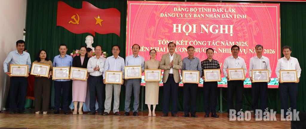 Lãnh đạo Đảng ủy UBND tỉnh tặng giấy khen cho các tổ chức cơ sở đảng trực thuộc có thành tích tiêu biểu, xuất sắc trong công tác phát triển đảng viên năm 2025.