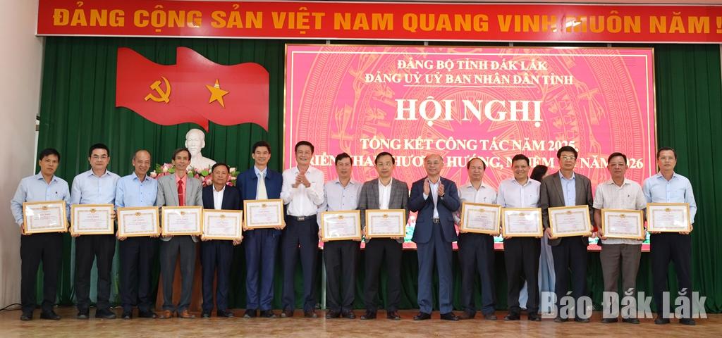Lãnh đạo Đảng ủy UBND tỉnh tặng Giấy khen cho các tổ chức cơ sở đảng hoàn thành xuất sắc nhiệm vụ năm 2025.