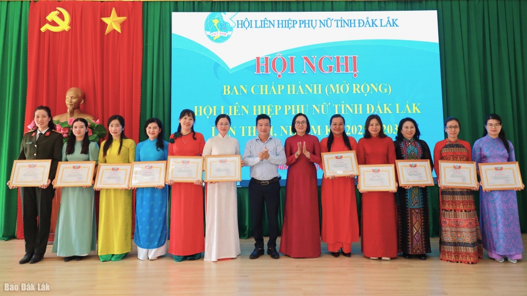 Đại diện lãnh đạo Ban Tuyên giáo và Dân vận Tỉnh ủy, Hội LHPN tỉnh tặng bằng khen cho các tập thể xuất sắc. Ảnh: V.Anh
