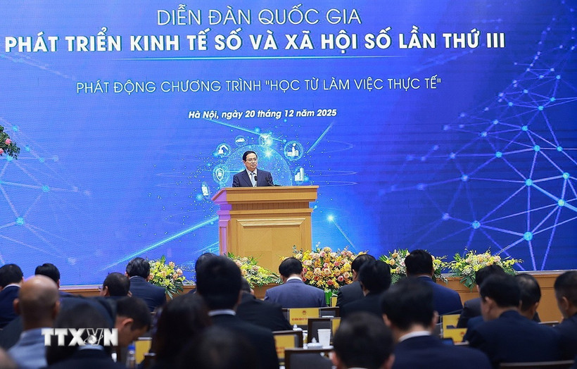 Thủ tướng Phạm Minh Chính phát biểu chỉ đạo tại Diễn đàn Quốc gia phát triển kinh tế số và xã hội số lần thứ 3. Ảnh: TTXVN