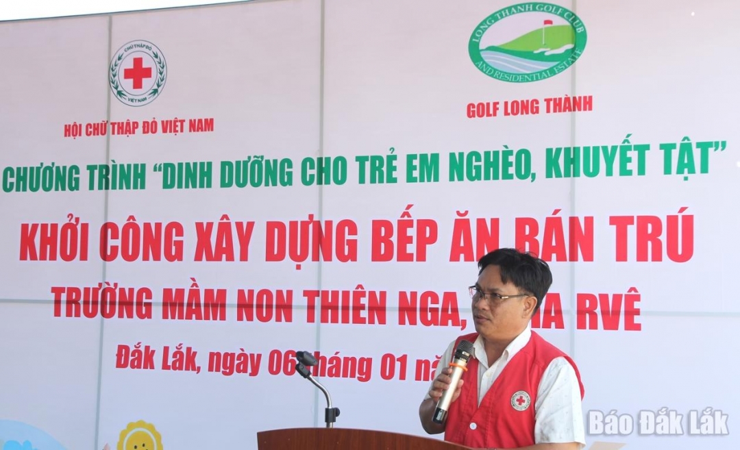 Phó Chủ tịch phụ trách Hội Chữ thập đỏ tỉnh Nguyễn Hữu Sửu phát biểu tại buổi lễ.