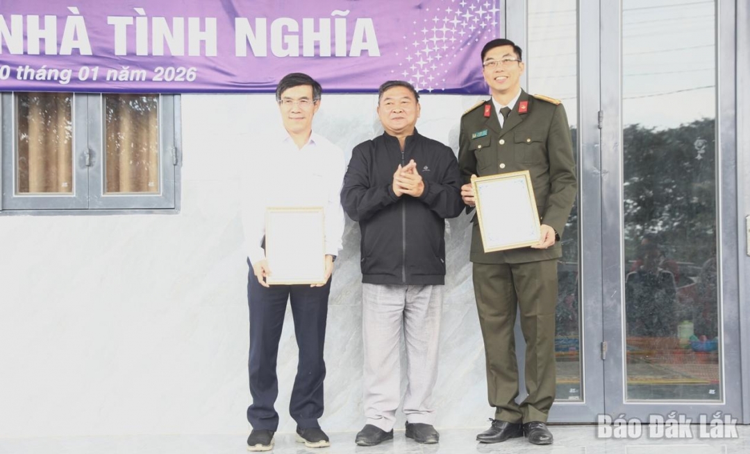 Đại diện lãnh đạo xã Cư Pui trao Thư cảm ơn tấm lòng của Phòng An ninh Kinh tế và Công ty Điện lực Đắk Lắk. 