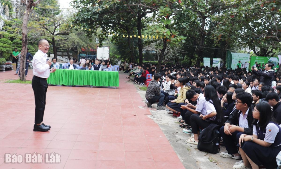 TS. Trương Công Trị, giảng viên Trường Đại học Y Dược TP. Hồ Chí Minh, chuyên gia trong lĩnh vực chăm sóc da và làm đẹp chia sẻ kiến thức về chăm sóc sức khỏe làn da cho các em học sinh.