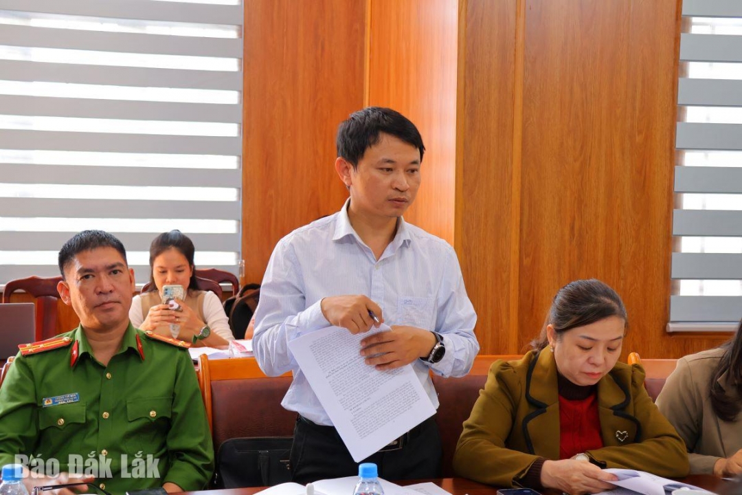 Ông Bùi Hồng Thành, Trưởng Phòng Văn hóa - Xã hội xã Ea Nuôl tham gia ý kiến tại buổi làm việc.