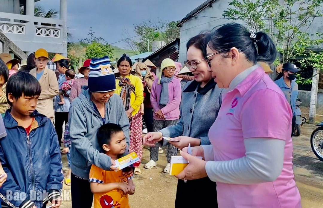 Chú tịch Hội Nữ doanh nhân Phú Yên Nguyễn Thị Nga và Chủ tích HộiLHPN tỉnh Nguyễn Thị hồng Thái trao phiếu mua hàng miễn phí cho người dân bị ảnh hưởng do mưa lũ.