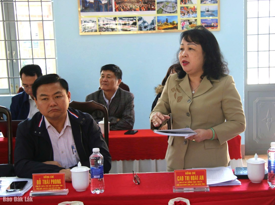 Đồng chí Cao Thị Hòa An, Phó Bí thư Thường trực Tỉnh ủy, Chủ tịch HĐND tỉnh, Chủ tịch UBBC tỉnh phát biểu tại buổi làm việc với Tiểu đoàn 303, Trung đoàn 584, Bộ Chỉ huy Quân sự tỉnh.