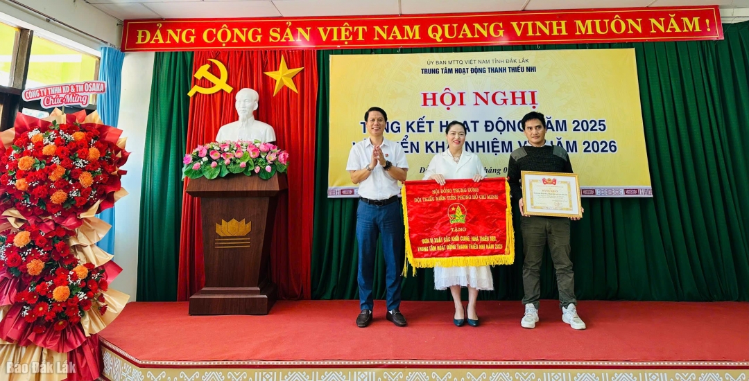 Đại diện Đại diện Tỉnh Đoàn và Trung tâm Hoạt động Thanh thiếu nhi tỉnh trao bằng khen của Hội đồng Đội Trung ương cho các cá nhân xuất sắc. Ảnh: V.Anh
