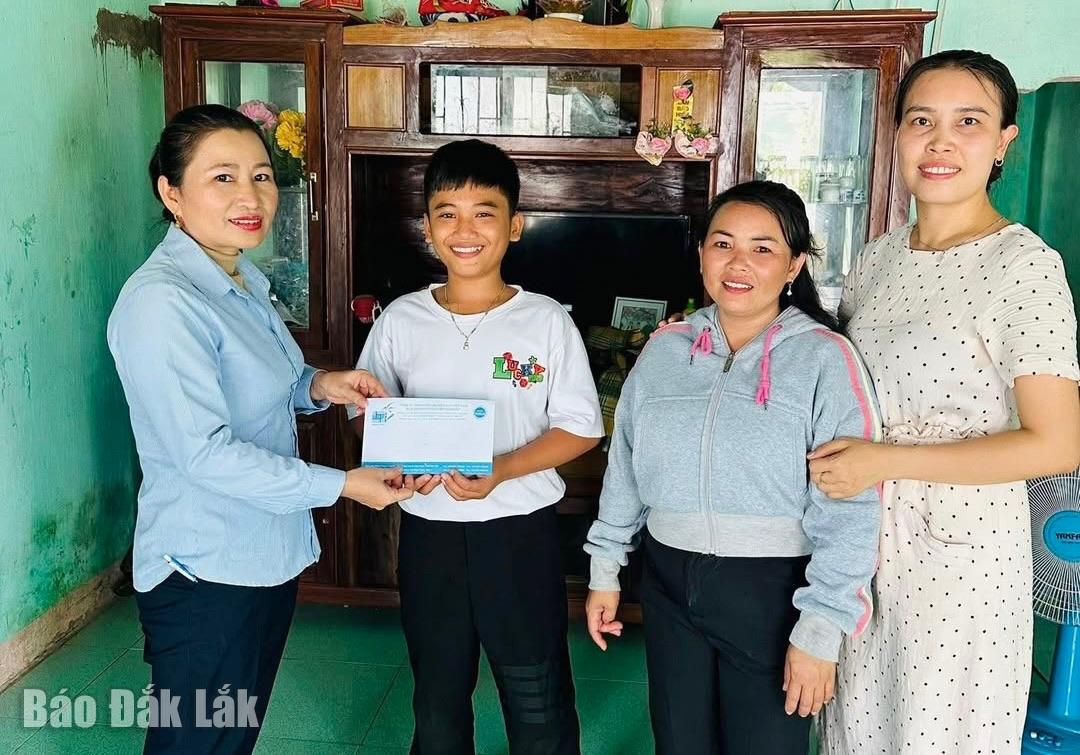 Hội LHPN xã Xuân Lãnh kết nối doanh nghiệp đỡ đầu trẻ mồ côi khó khăn trên địa bàn.