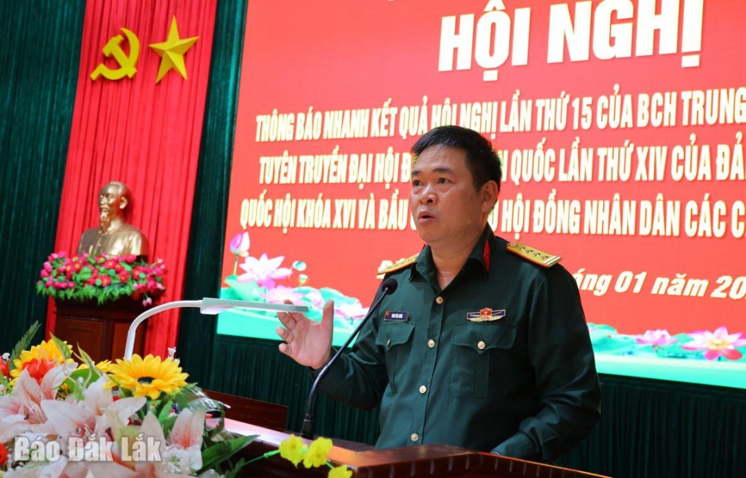 Đại tá Đinh Văn Hưng, Chính ủy Bộ Chỉ huy Quân sự tỉnh phát biểu tại hội nghị.