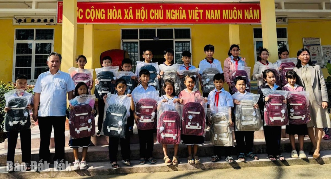 thầy Huỳnh Tấn Châu, Hiệu trưởng Trường THPT chuyên Lương Văn Chánh