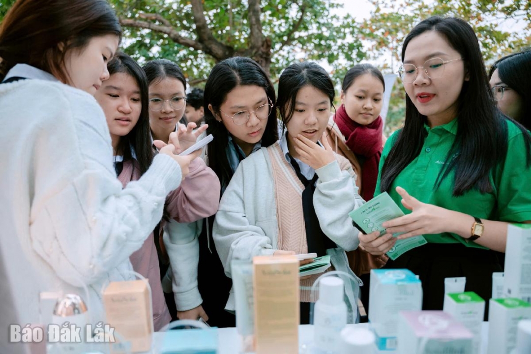 Các em học sinh tìm hiểu, trải nghiệm sản phẩm Công ty Cổ phần Asta Healthcare USA tại chương trình.