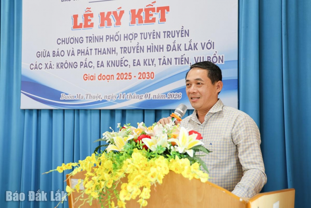 Phó Bí thư Đảng ủy, Chủ tịch UBND xã Krông Pắc Lại Đức Đại trao đổi tại lễ ký kết.