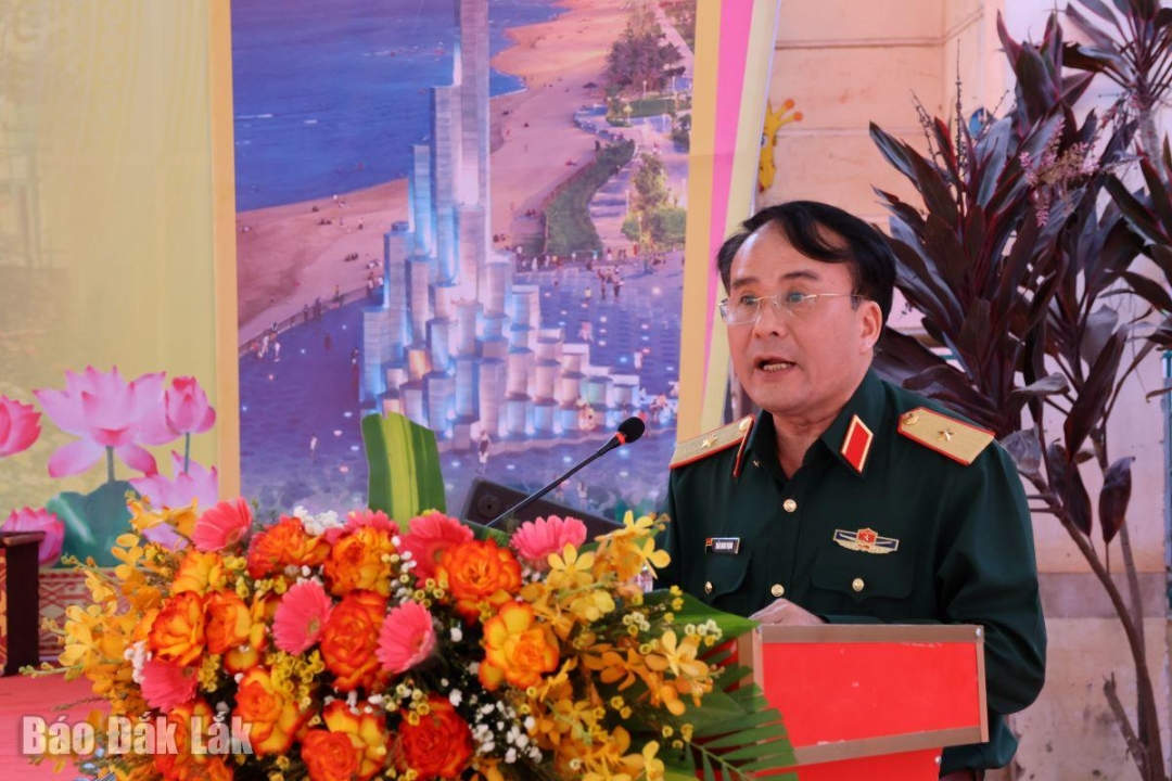 Thiếu tướng Trần Minh Trọng, Phó Chính ủy Quân khu 5 phát biểu tại buổi lễ.