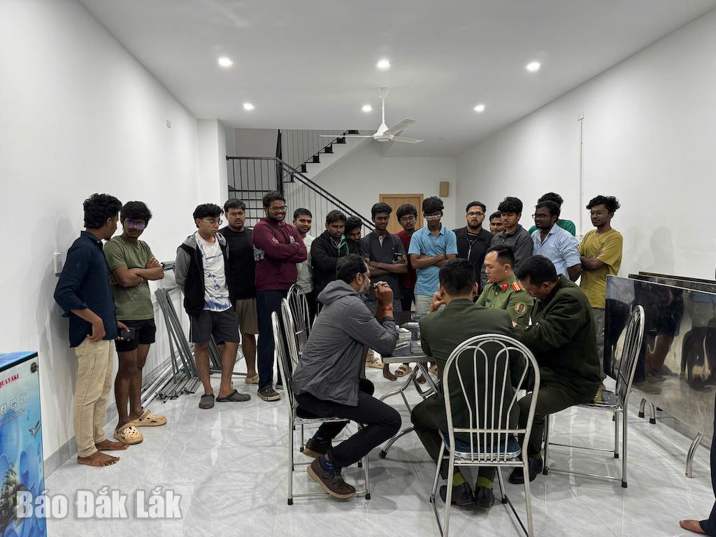 Cán bộ, chiến sĩ  Phòng Quản lý Xuất nhập cảnh (Công  an  tỉnh) kiểm  tra nhà  lưu  trú  của du học sinh Ấn Độ ở  phường  Buôn  Ma  Thuột.