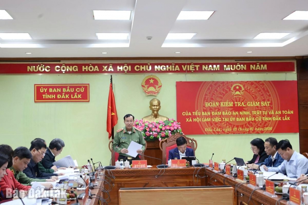 Thượng tướng Lê Tấn Tới, Ủy viên Trung ương Đảng, Chủ nhiệm Ủy ban Quốc phòng, An ninh và Đối ngoại của Quốc hội, Phó Trưởng Tiểu ban Thường trực phát biểu kết luận buổi làm việc.