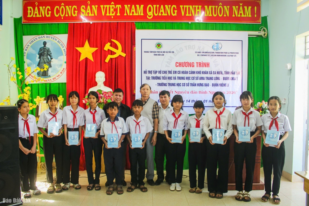 Đại diện Trung tâm Bảo trợ xã hội và Trẻ em tỉnh trao tặng vở cho học sinh Trường THCS Trần Hưng Đạo.