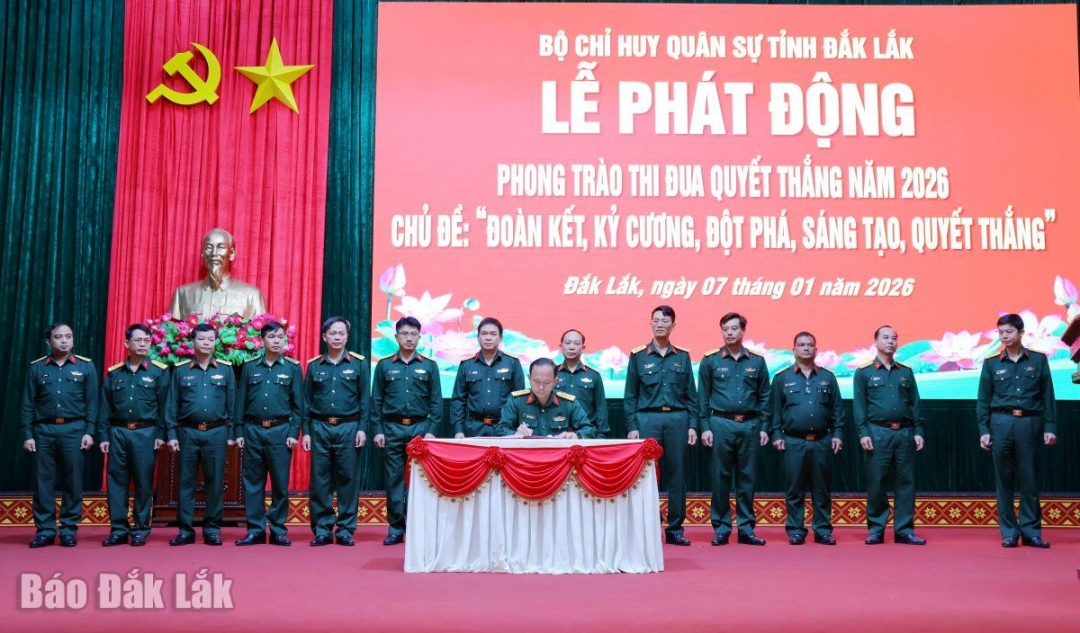 Đại diện các đơn vị ký kết giao ước thi đua.