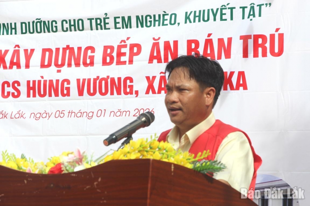 Phó Chủ tịch phụ trách Hội Chữ thập đỏ tỉnh Nguyễn Hữu Sửu phát biểu tại buổi lễ.