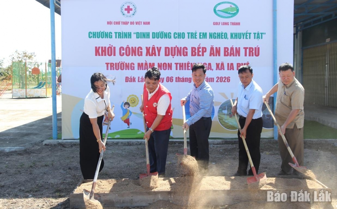 Các đại biểu khởi công xây dựng Bếp ăn bán trú tặng Trường Mầm non Thiên Nga.