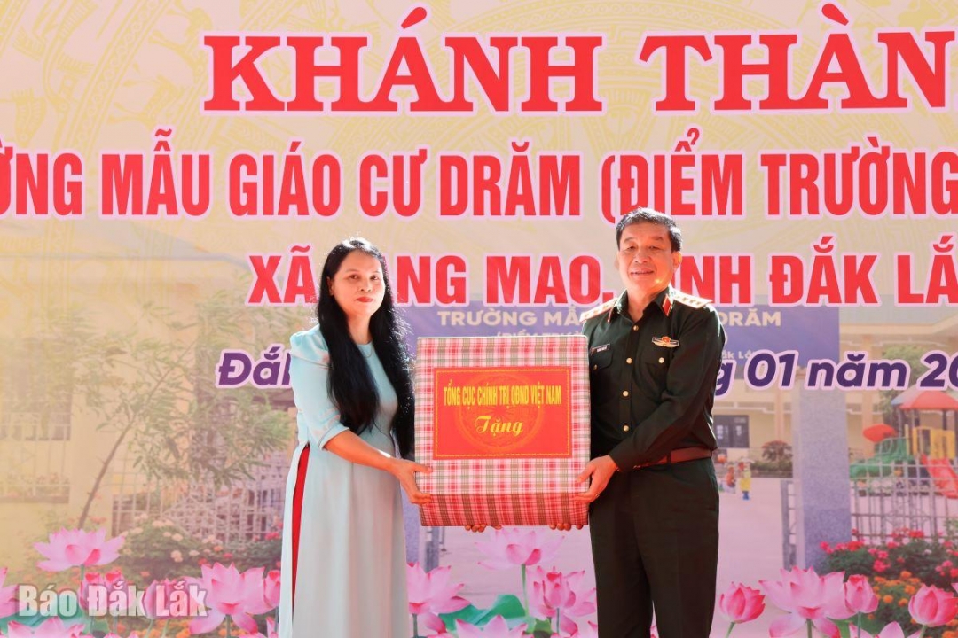 Thượng tướng Trương Thiên Tô trao quà tặng tập thể Trường Mầm non Cư Drăm.