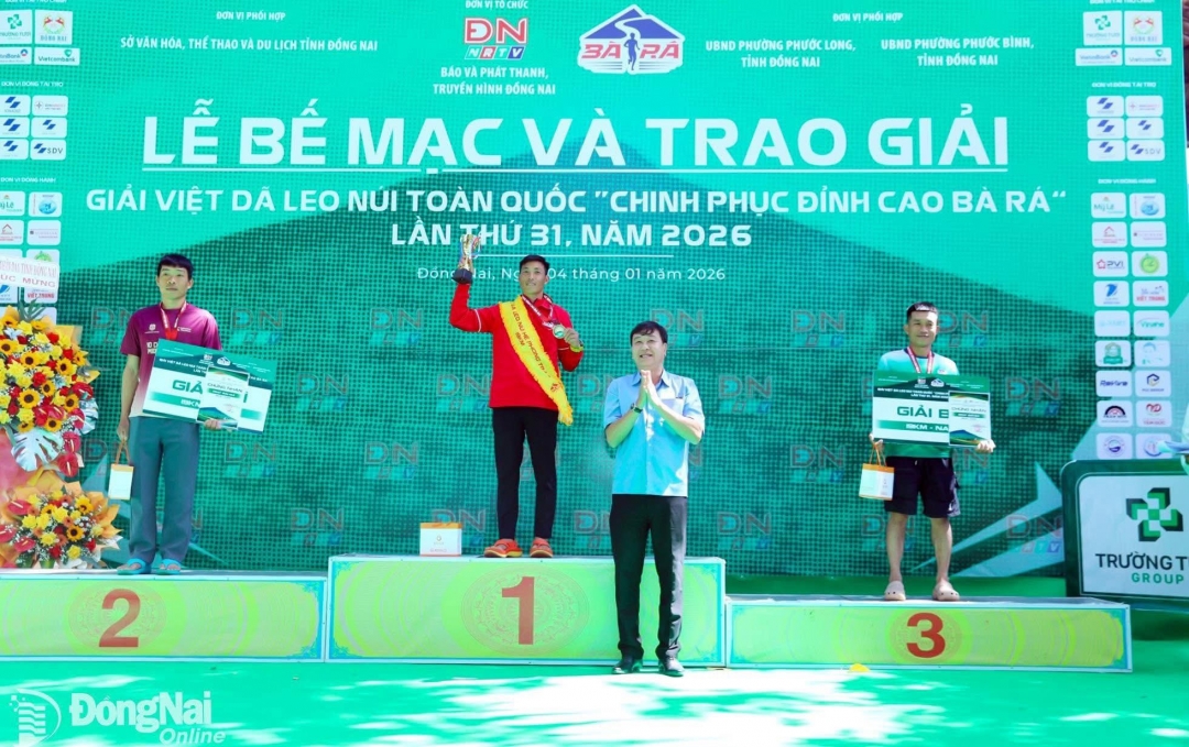 Runners Hoàng Hơn trên bục số 2 nhận thưởng tại giải.