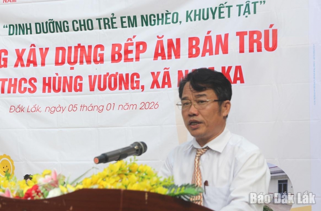 Thầy Trương Văn Hùng, Hiệu trưởng Trường THCS Hùng Vương phát biểu tại buổi lễ. 